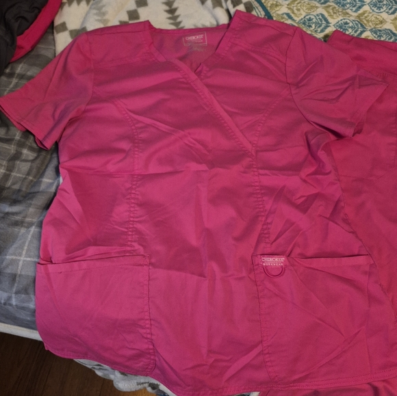 Mixed assortment of scrub tops & bottoms - Picture 2 of 14
